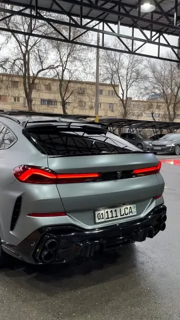 Серый BMW X6 M Competition сзади