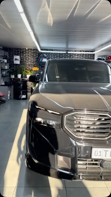 Чёрный BMW XM в боксе